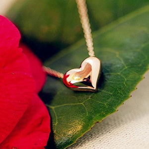 Petit pendentif romantique pour femme en forme de coeur.